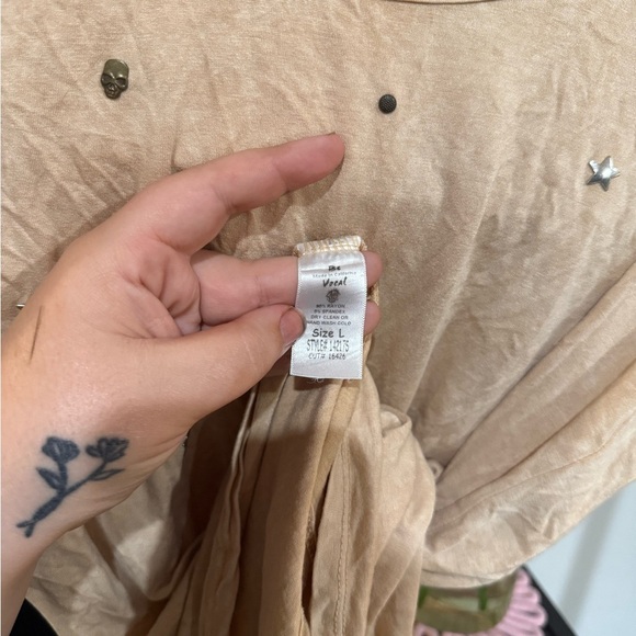 Vocal Tan Embellished Tee Short Sleeve size large - Picture 7 of 8